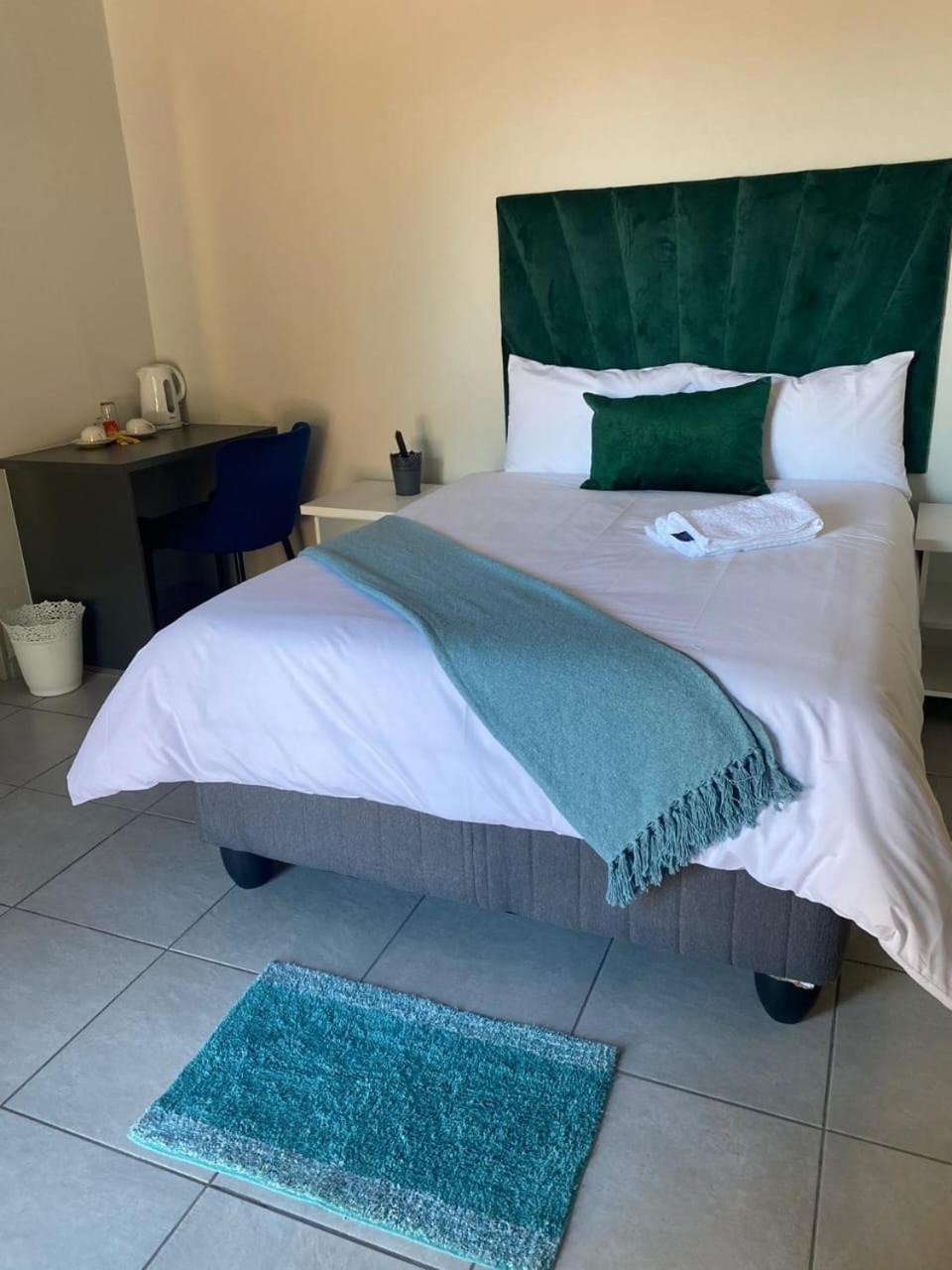 Divine Guest Lodge Rustenburg Esterno foto