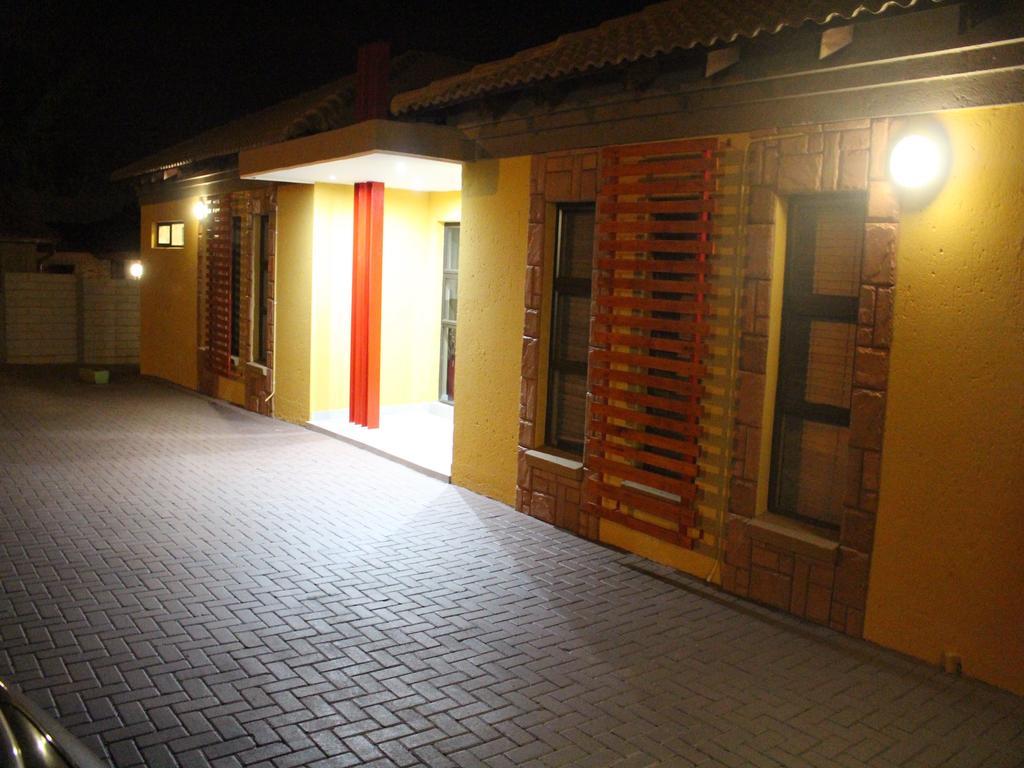 Divine Guest Lodge Rustenburg Esterno foto